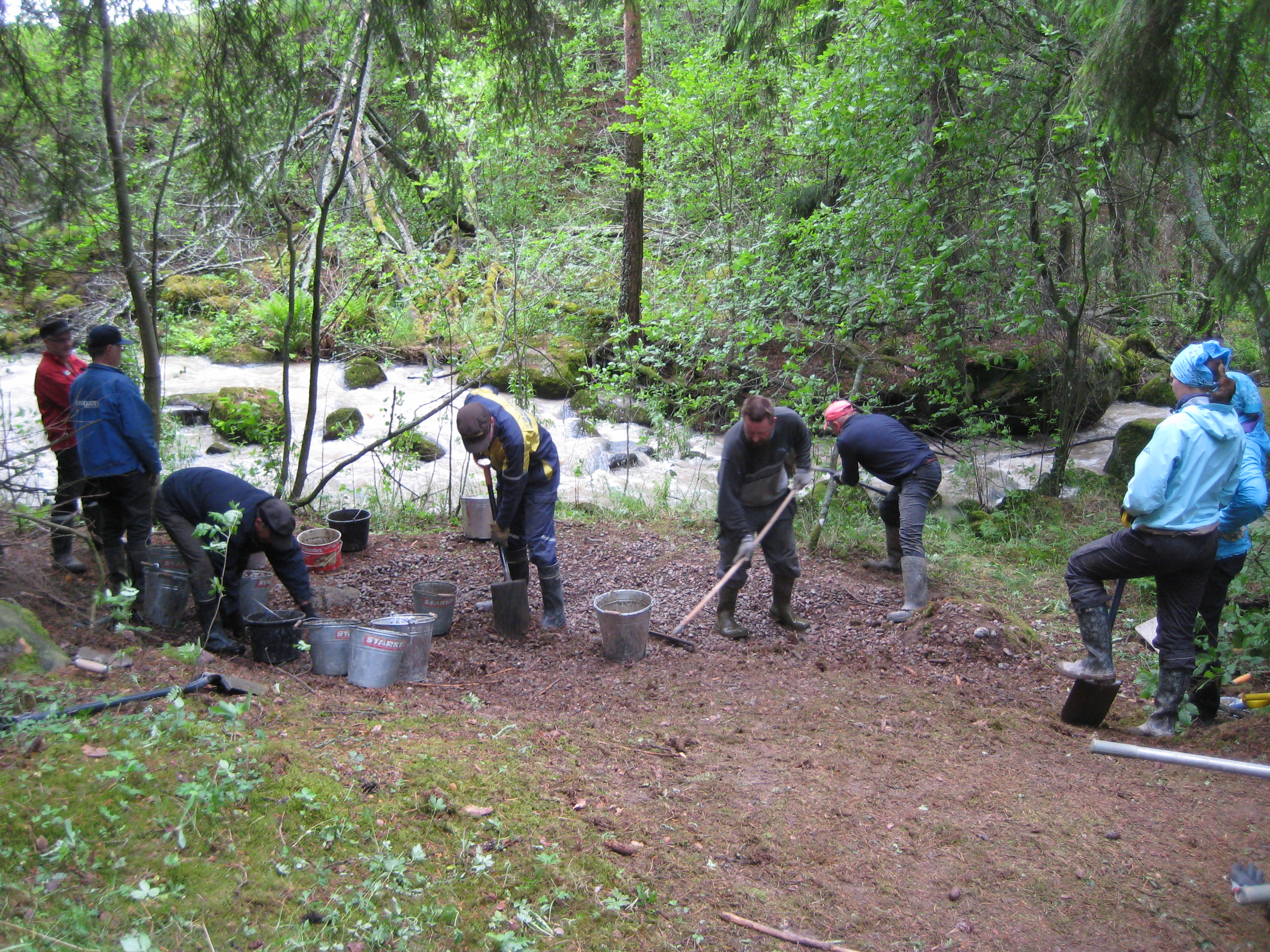 Holmankosken talkooväki viimeistelypuuhissa.