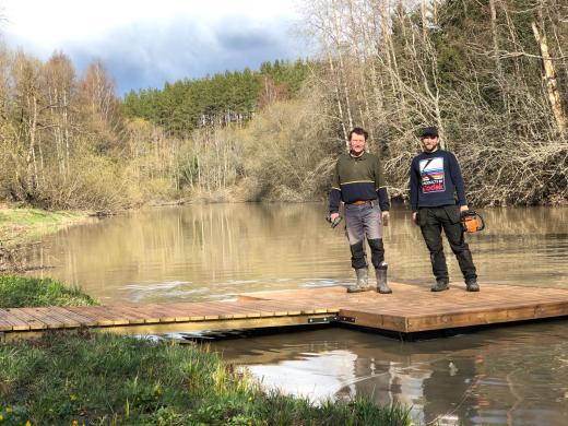 Silver River Seikkailukeskuksen miehet ja juuri asennettu laituri